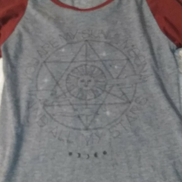 - Cute baseball style top - Picture 2 of 4